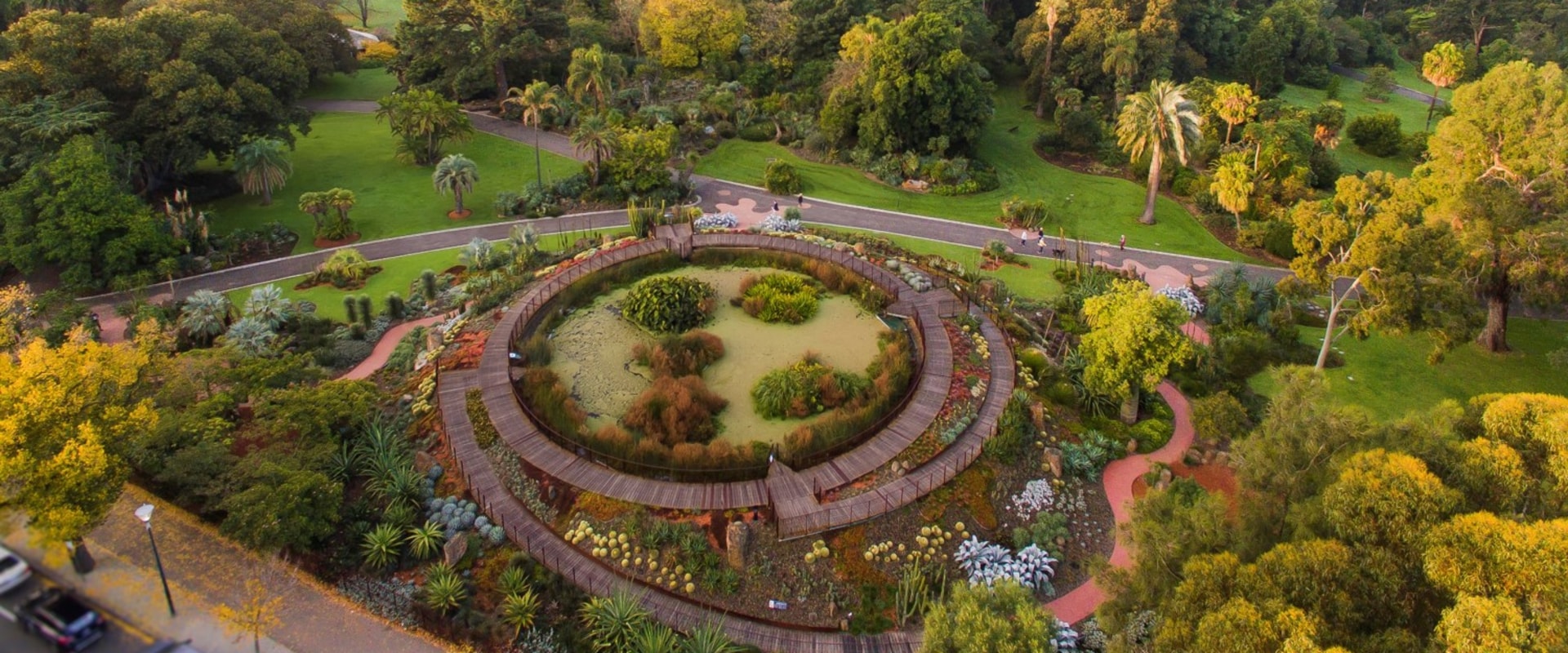 How does a botanic garden differ from a botanical garden?